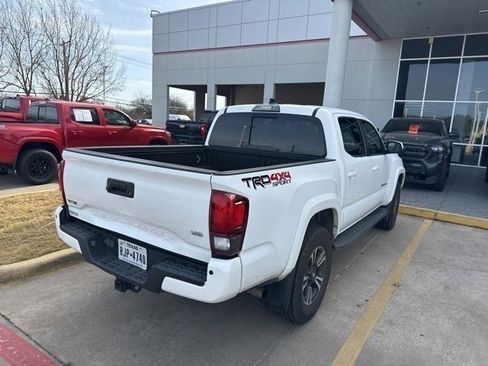 Used 2018 Toyota Tacoma TRD Sport image 8