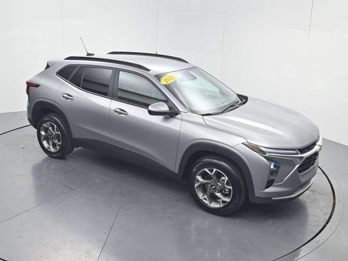 Used 2025 Chevrolet Trax LT FWD image 50