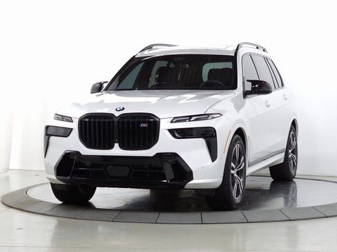 Used 2025 BMW X7 M60i w/ Climate Comfort Package image 3