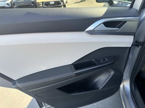 Certified 2025 Volkswagen Taos SE w/ Panoramic Sunroof Package FWD image 16
