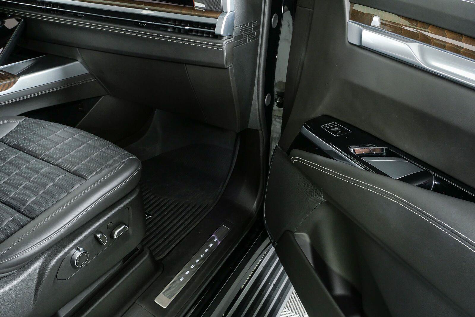Used 2025 Cadillac Escalade Sport Platinum w/ LPO, ONYX Package AWD/4WD image 27