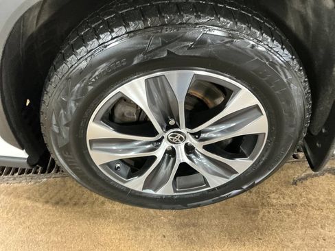 Used 2022 Toyota Highlander XLE AWD/4WD image 10