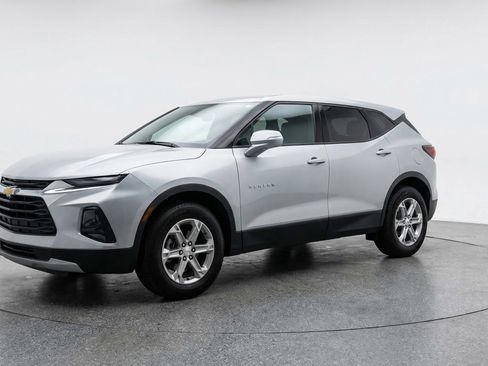 Used 2025 Chevrolet Blazer LT image 3