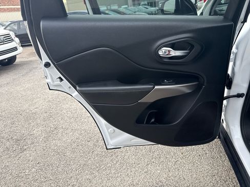 Used 2019 Jeep Cherokee Latitude Plus image 16