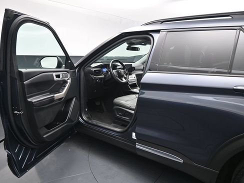 Used 2023 Ford Explorer XLT RWD image 9