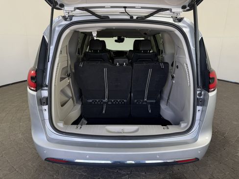Used 2024 Chrysler Pacifica Touring-L FWD image 7