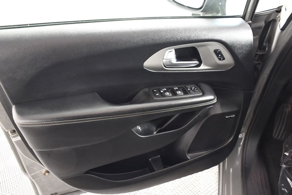 Used 2022 Chrysler Pacifica Limited w/ Uconnect Theater Family Group FWD image 14