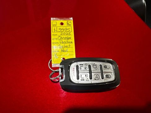 Used 2025 Chrysler Pacifica Select FWD image 35