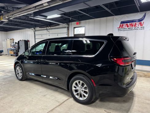 Used 2024 Chrysler Pacifica Touring-L image 6