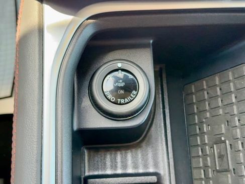 Used 2025 Ford Expedition Active AWD/4WD image 24