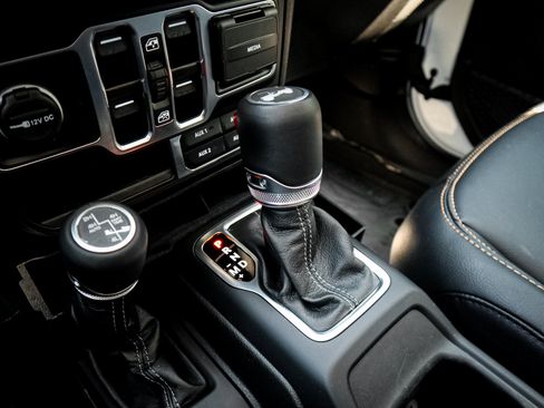 Used 2024 Jeep Wrangler Unlimited Sahara w/ Technology Group AWD/4WD image 26