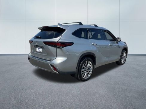 Used 2025 Toyota Highlander Platinum image 5