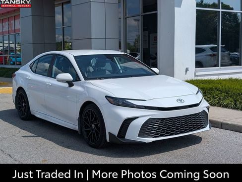 Used 2026 Toyota Camry SE FWD image 1