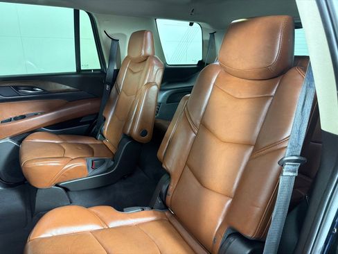 Used 2018 Cadillac Escalade Luxury AWD/4WD image 18