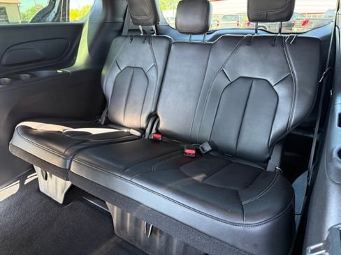 Used 2025 Chrysler Pacifica Select FWD image 30