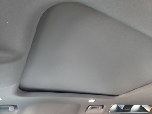 New 2026 Land Rover Defender 110 X-Dynamic SE image 25