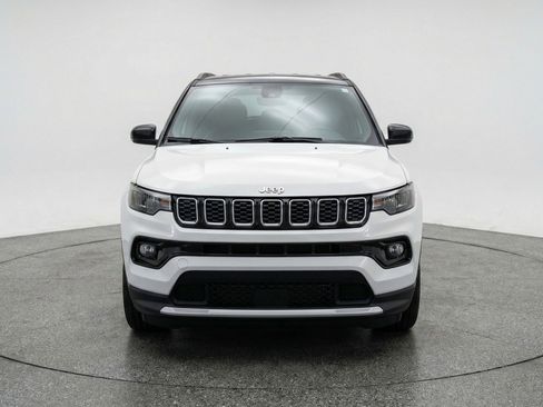 Used 2025 Jeep Compass Limited AWD/4WD image 2