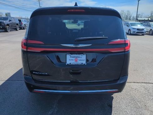 Used 2024 Chrysler Pacifica Touring-L image 8