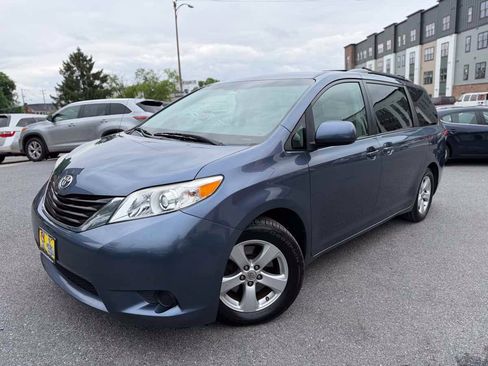 Used 2014 Toyota Sienna LE FWD image 3