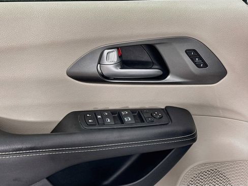 Certified 2024 Chrysler Pacifica Touring-L FWD image 26