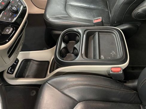 Used 2018 Chrysler Pacifica Touring-L image 20