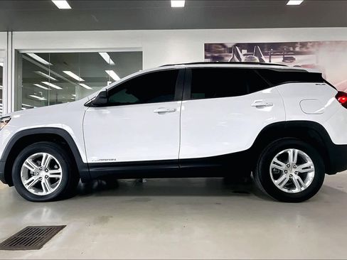 Used 2022 GMC Terrain SLE w/ Driver Convenience Package image 3