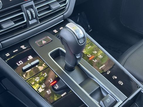 Certified 2025 Porsche Macan AWD/4WD image 24