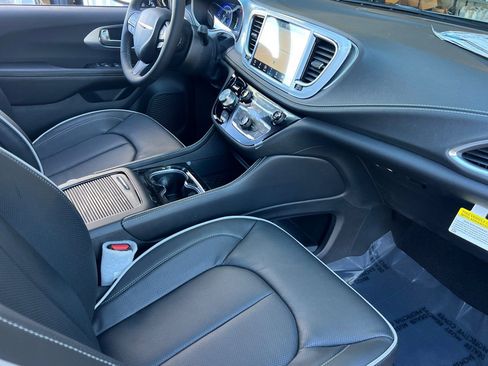 New 2026 Chrysler Pacifica Limited w/ S Appearance Package AWD/4WD image 13