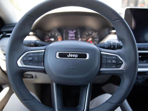 Used 2022 Jeep Compass Latitude AWD/4WD image 11
