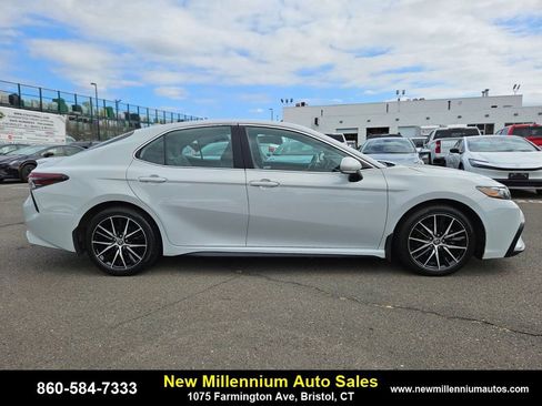 Used 2022 Toyota Camry SE image 6