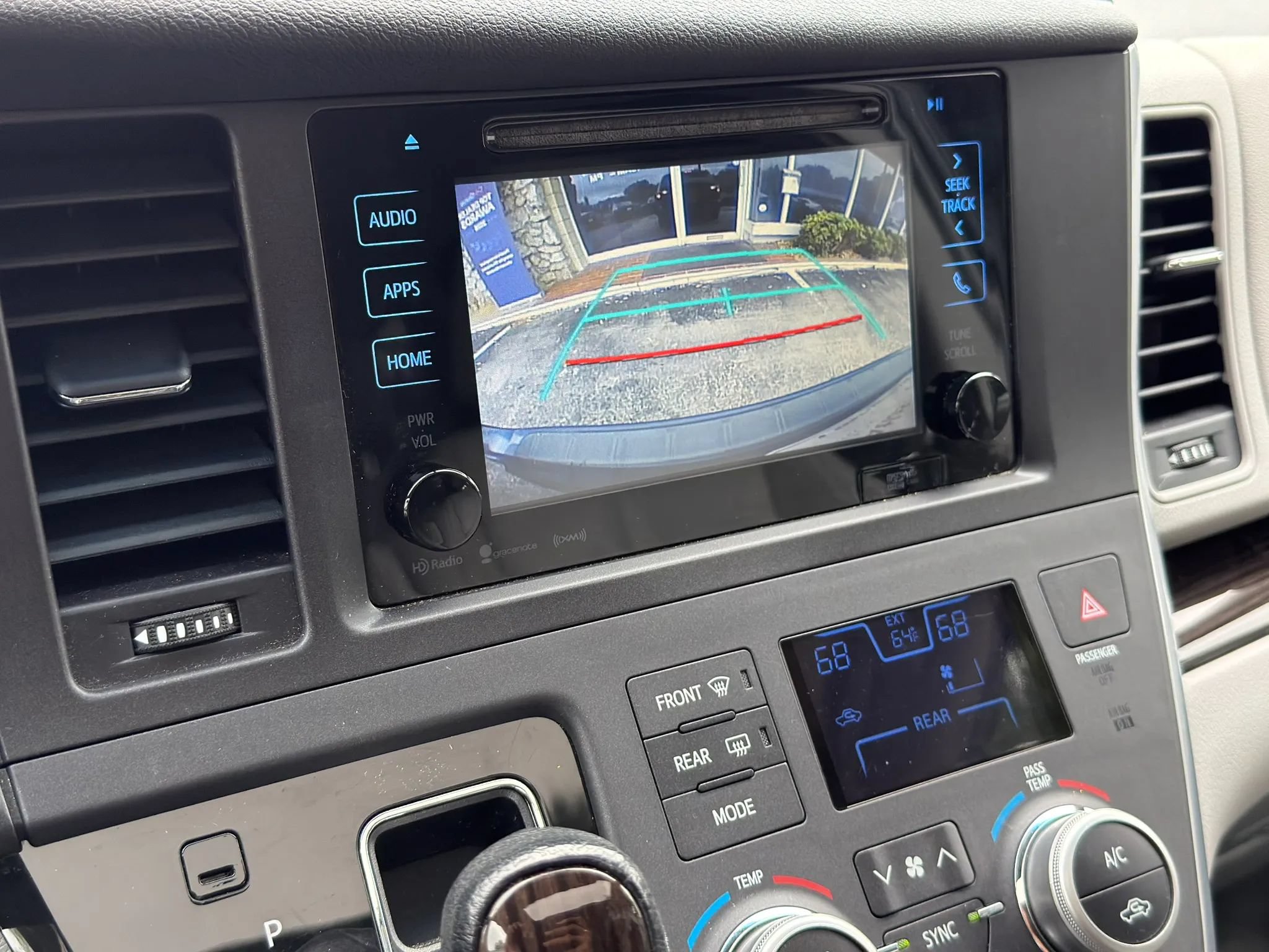 Used 2017 Toyota Sienna XLE Premium FWD image 32