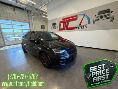 Used 2022 Chrysler Pacifica Touring-L w/ Uconnect Theater Family Group