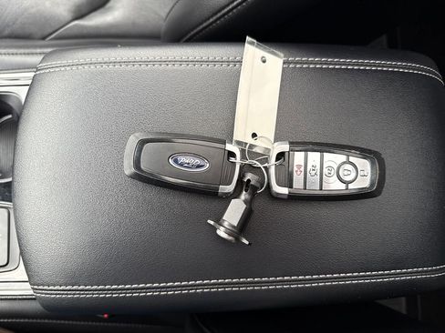 Used 2019 Ford Edge Titanium w/ Cold Weather Package image 34