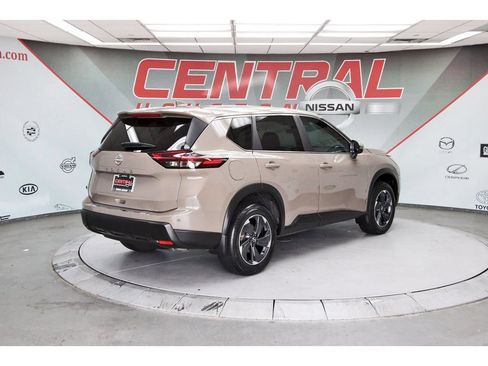 Used 2025 Nissan Rogue SV FWD image 4