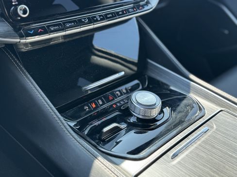 Used 2024 Jeep Wagoneer Series II w/ Flexible Seating Group image 17