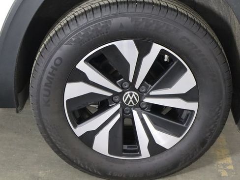 Used 2025 Volkswagen Atlas Cross Sport SE FWD image 31