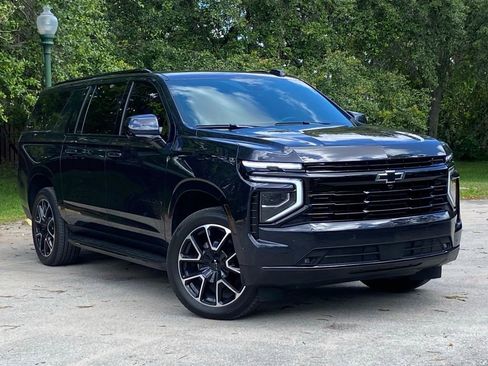 Used 2025 Chevrolet Suburban RST RWD image 3