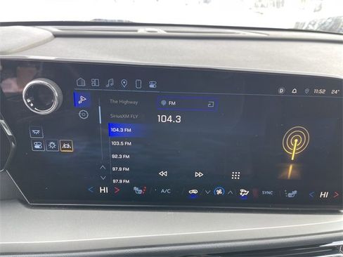 Used 2025 Chevrolet Traverse LT image 16