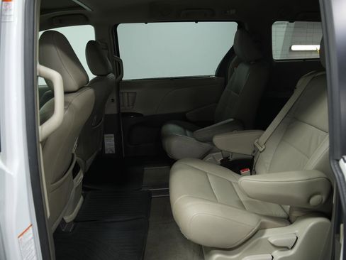 Used 2017 Toyota Sienna XLE image 21