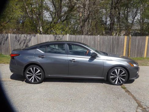 Used 2022 Nissan Altima 2.5 SR AWD/4WD image 9