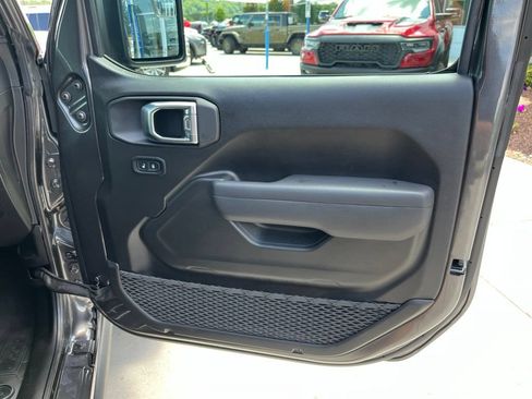 Used 2025 Jeep Gladiator Mojave AWD/4WD image 30