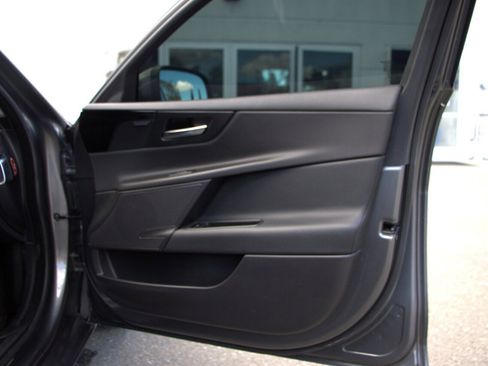 Used 2018 Jaguar XE Premium image 17