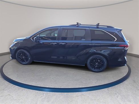 Used 2022 Toyota Sienna XSE image 9
