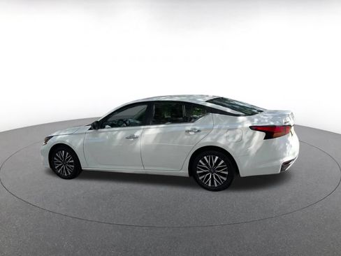 Used 2025 Nissan Altima 2.5 SV FWD image 10