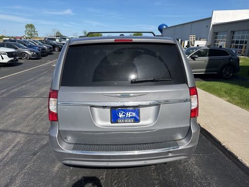 Used 2014 Chrysler Town & Country Touring-L w/ Driver Convenience Group FWD image 13
