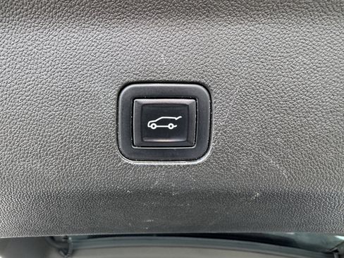 Used 2022 Chevrolet Suburban Premier image 37