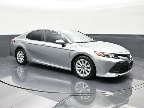 Used 2019 Toyota Camry LE FWD image 7