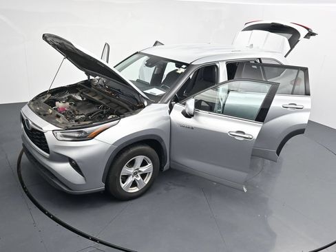 Used 2021 Toyota Highlander LE FWD image 26