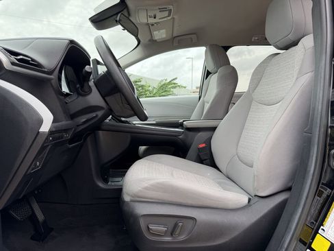 Used 2025 Toyota Sienna LE FWD image 27