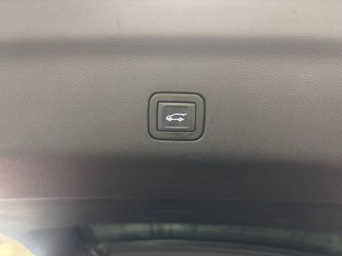 Used 2024 GMC Yukon XL SLT w/ SLT Luxury Package image 12